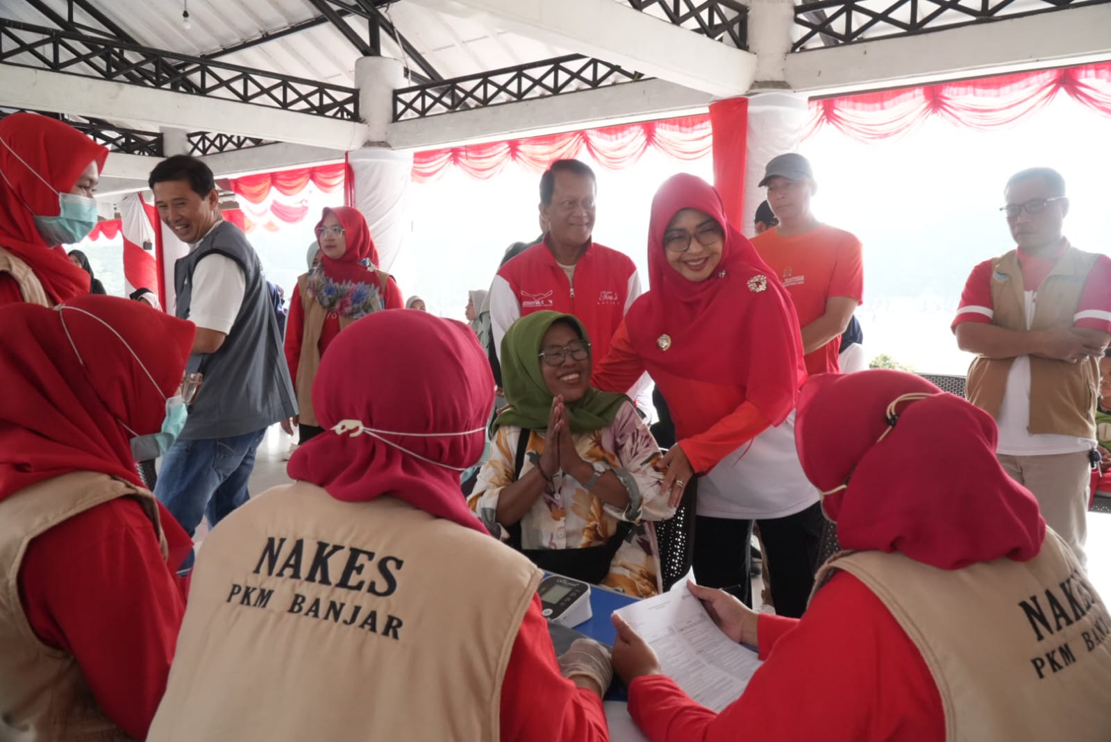 Bupati Pandeglang, Raden Dewi Setiani memantau langsung pelayanan Cek Kesehatan Gratis (CKG) di Alun-alun Pandeglang, Minggu (16/8/2026).(Istimewa)