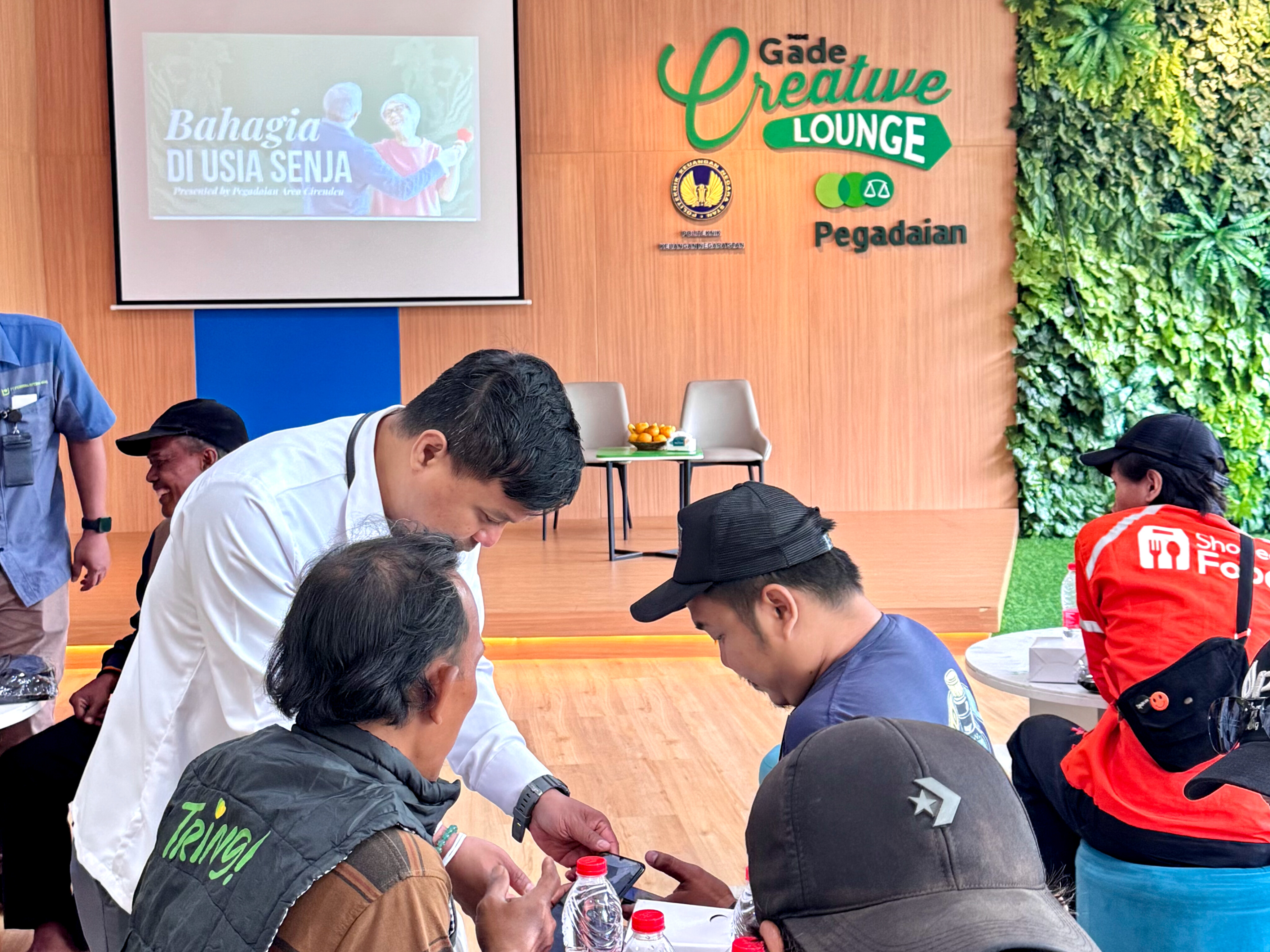Puluhan pengemudi ojek pangkalan mengikuti kegiatan edukasi literasi keuangan yang digelar PT Pegadaian (Persero) Area Cirendeu di The Gade Creative Lounge PKN STAN. (tangselpos.id/lim)