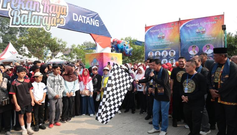 Bupati Tangerang Moch. Maesyal Rasyid membuka pekan raya Balaraja ke 2 di Alun-Alun Balaraja, Sabtu (22/8/2026)