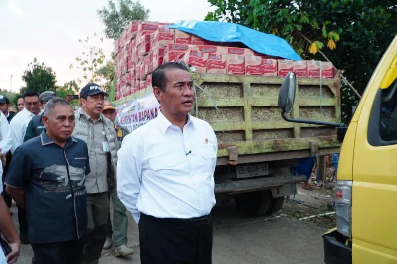 Mentan Andi Amran Sulaiman saat monitoring bantuan yang akan dikirim ke NTT. Foto : Ist