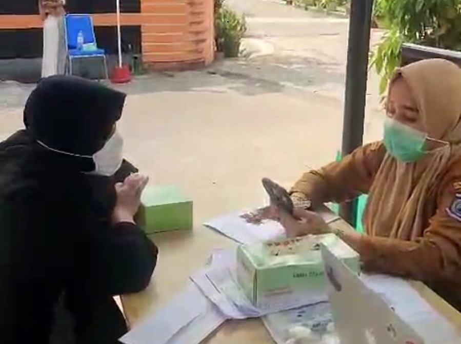 SKRINING TBC. Petugas kesehatan saat melakukan skrining penyakit TBC ke sejumlah warga
