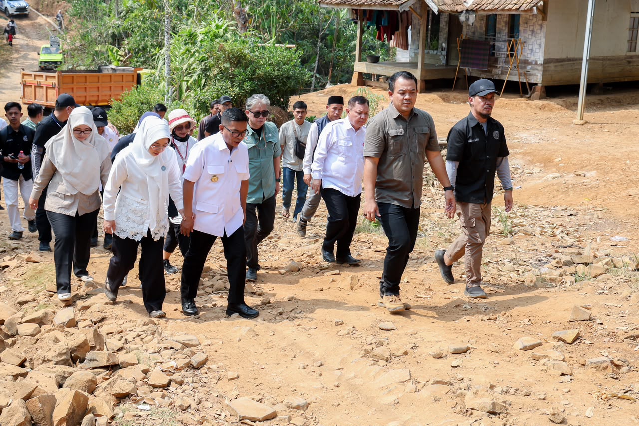 TINJAU JALAN. Gubernur Banten Andra Soni meninjau kondisi jalan di Kampung Buluh, Desa Cijaralang, Kecamatan Cimanggu, Kabupaten Pandeglang, Rabu (12/8). BIRO ADPIM PEMPROV BANTEN
