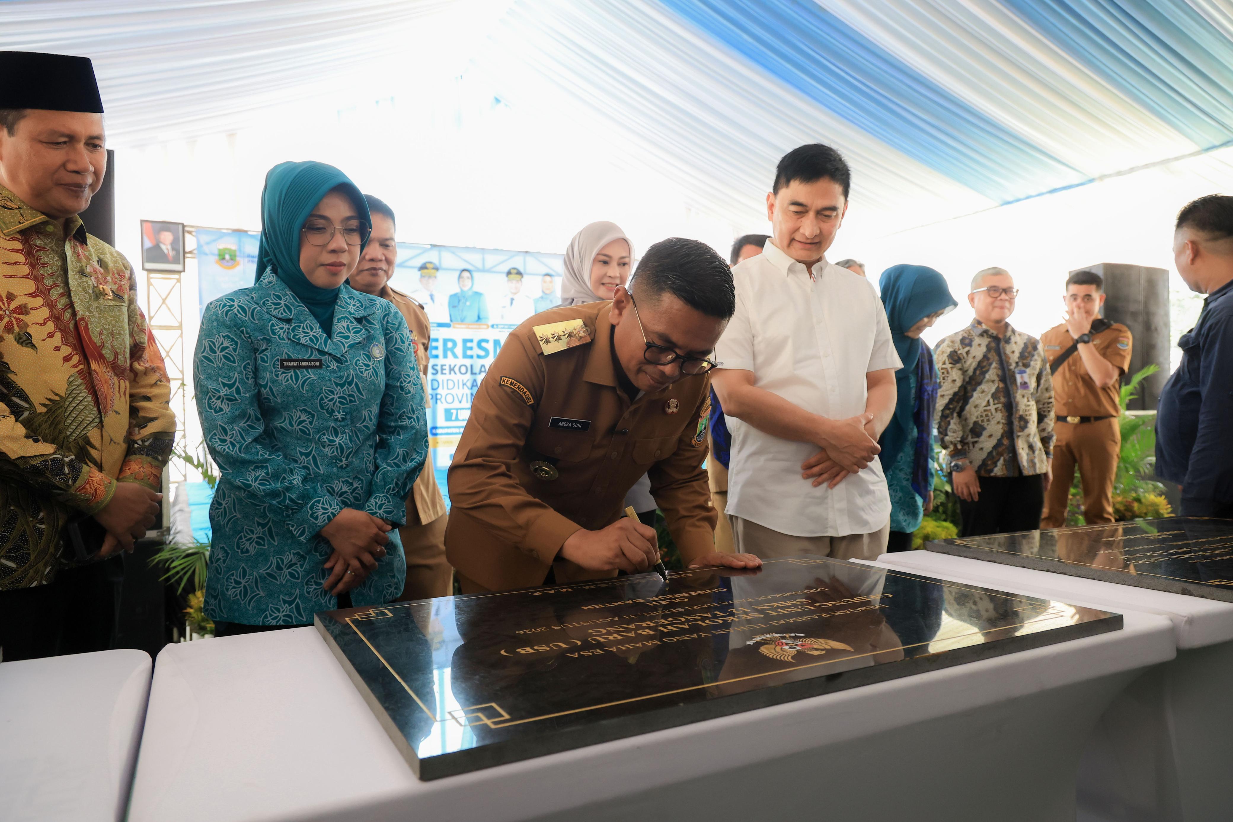 SEKOLAH BARU. Gubernur Banten Andra Soni saat meresmikan tujuh Unit Sekolah Baru (USB) di SMAN 33 Kecamatan Sepatan, Kabupaten Tangerang, Senin (31/8).  BIRO ADPIM PEMPROV BANTEN