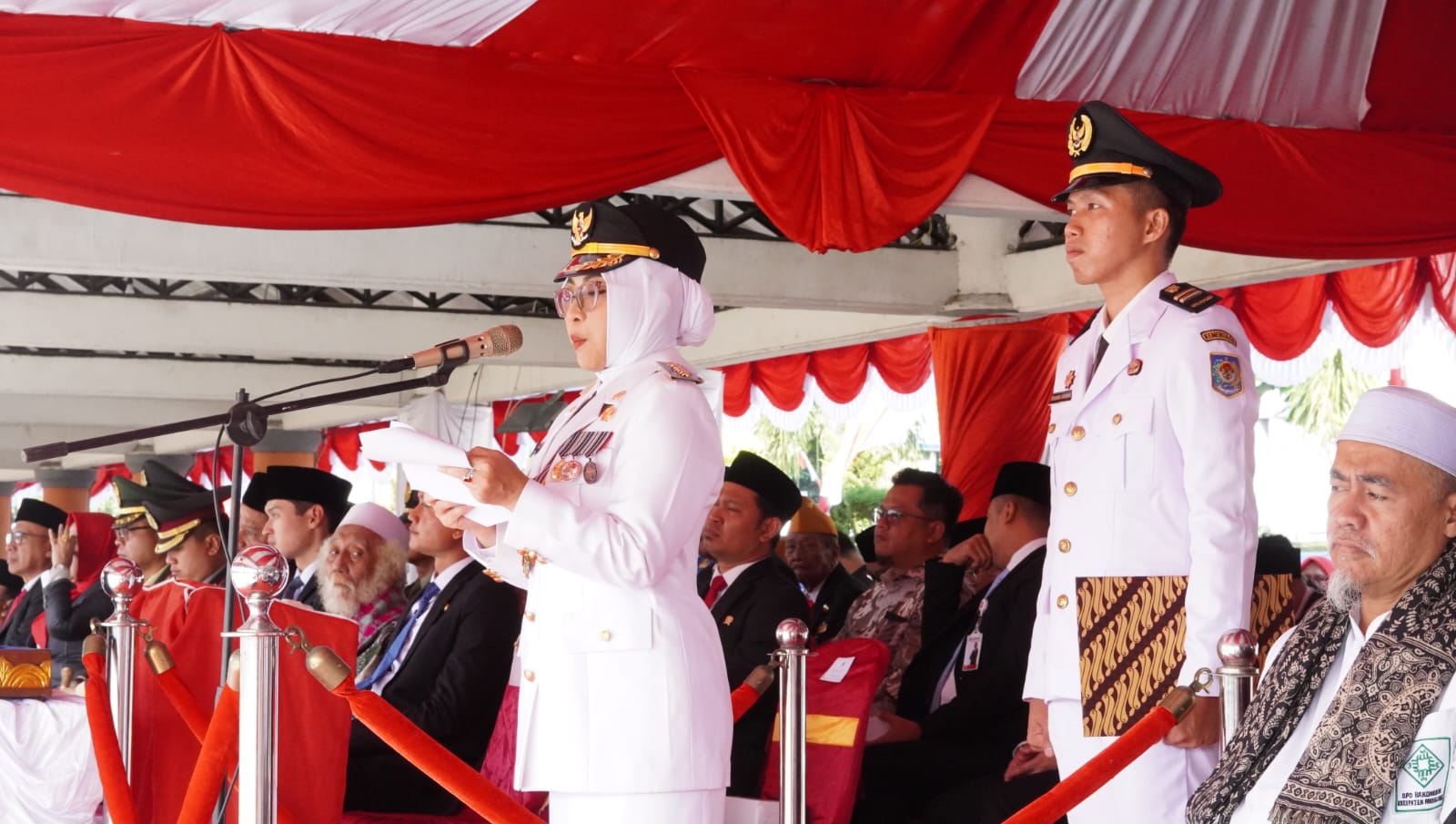 Bupati Pandeglang Raden Dewi Setiani membacakan amanat saat menjadi Inspektur Upacara HUT ke-81 RI tingkat Kabupaten Pandeglang di Alun-Alun Pandeglang, Senin (17/8/2026).(Istimewa)