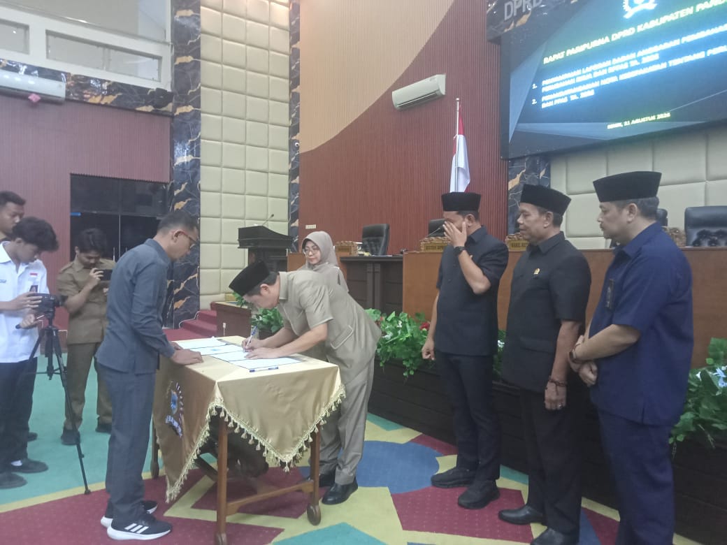 Ketua DPRD Pandeglang, Tb. Khotibul Umam menandatangani Perubahan KUA PPAS TA 2026, Senin (31/8/2026).(Istimewa)