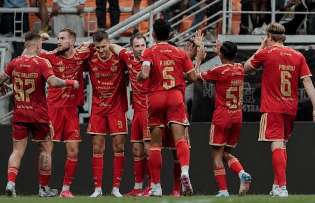 Selebrasi skuad Persija usai menang 4-0 dari Brisbane Roar. Foto : Ist