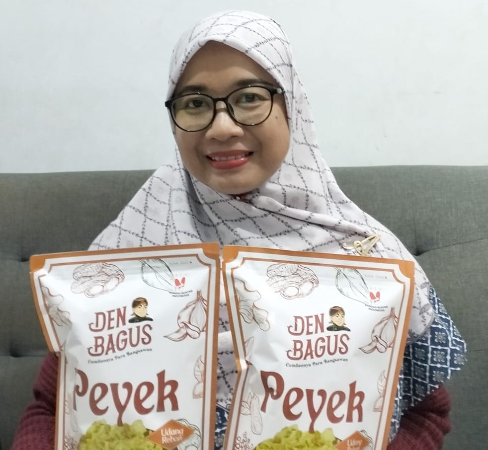 PEYEK. Mimin Casmiaty, pengusaha UMKM asal Setu saat menampilkan produk unggulannya Peyek Den Bagus.