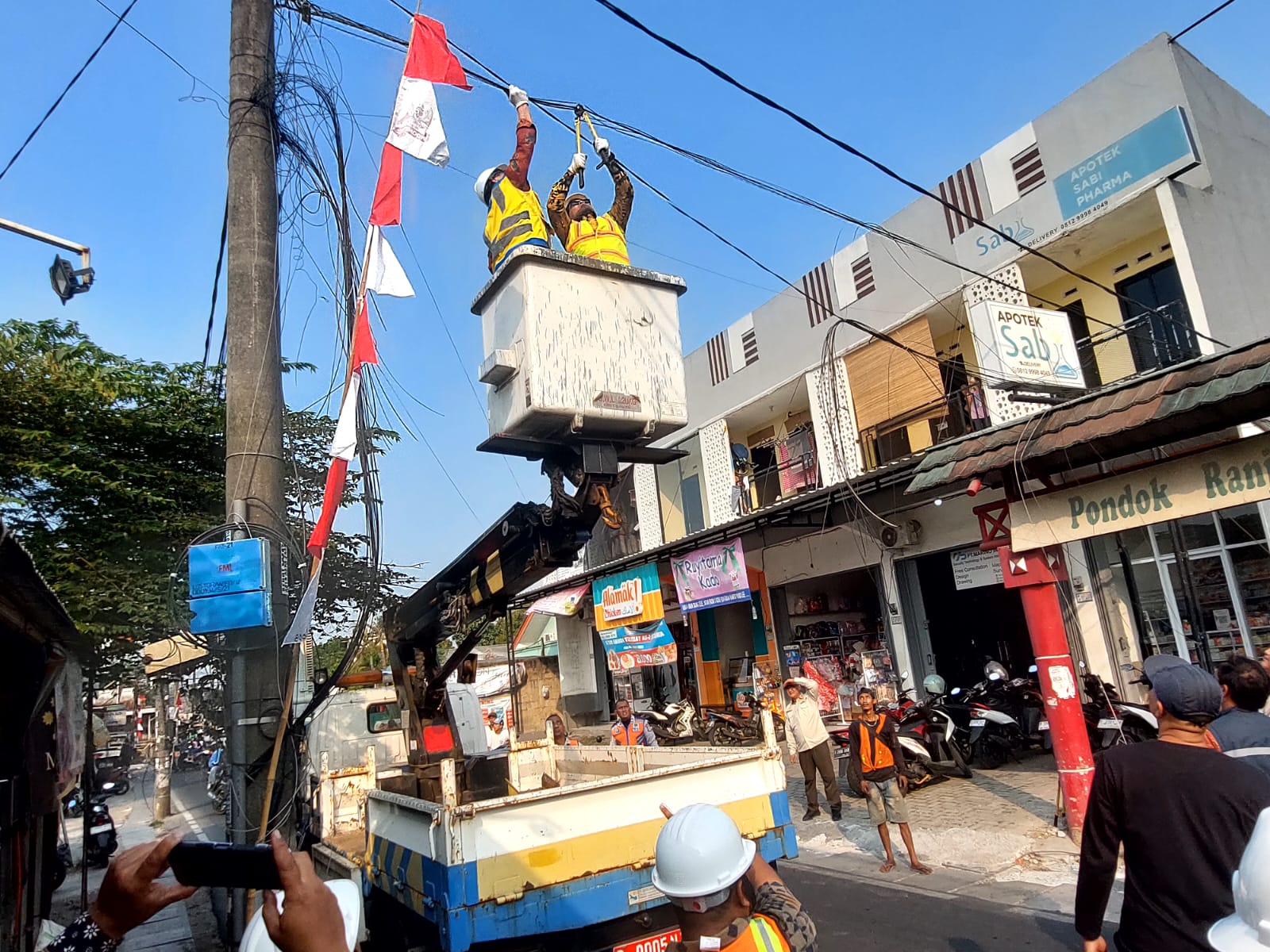 KABEL. Wakil Wali Kota Tangsel, Pilar Saga Ichsan saat memotong kabel-kabel yang dipasang liar di ruang jalan wilayah Ciputat-Ciputat Timur.