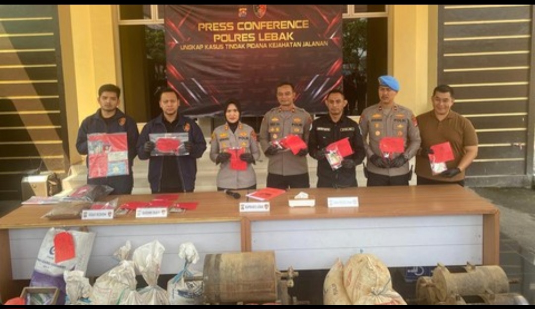 Polres Lebak melakukan konferensi pers terkait pertambangan ilegal. Foto : Ist