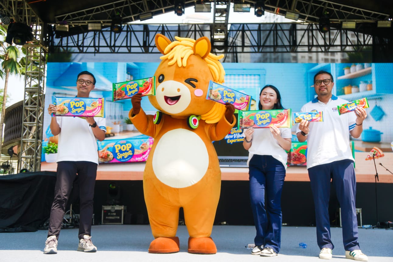 Brand Manager POP Spageti Anggoro Yudhantara, Eveline Chandra, dan Head of Corporate Public Relations PT Indofood Sukses Makmur Tbk Andrew F Hallatu berfoto bersama POPACHU dalam peluncuran varian terbaru POP Spageti di Jakarta, Sabtu (29/8/2026). (Ist)