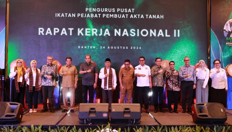 Bupati Tangerang Maesyal Rasyid (no 4 dari kiri) saat menghadiri Rapat Kerja Nasional (Rakernas) II Ikatan Pejabat Pembuat Akta Tanah (IPPAT). Foto : Humas Kab. Tangerang