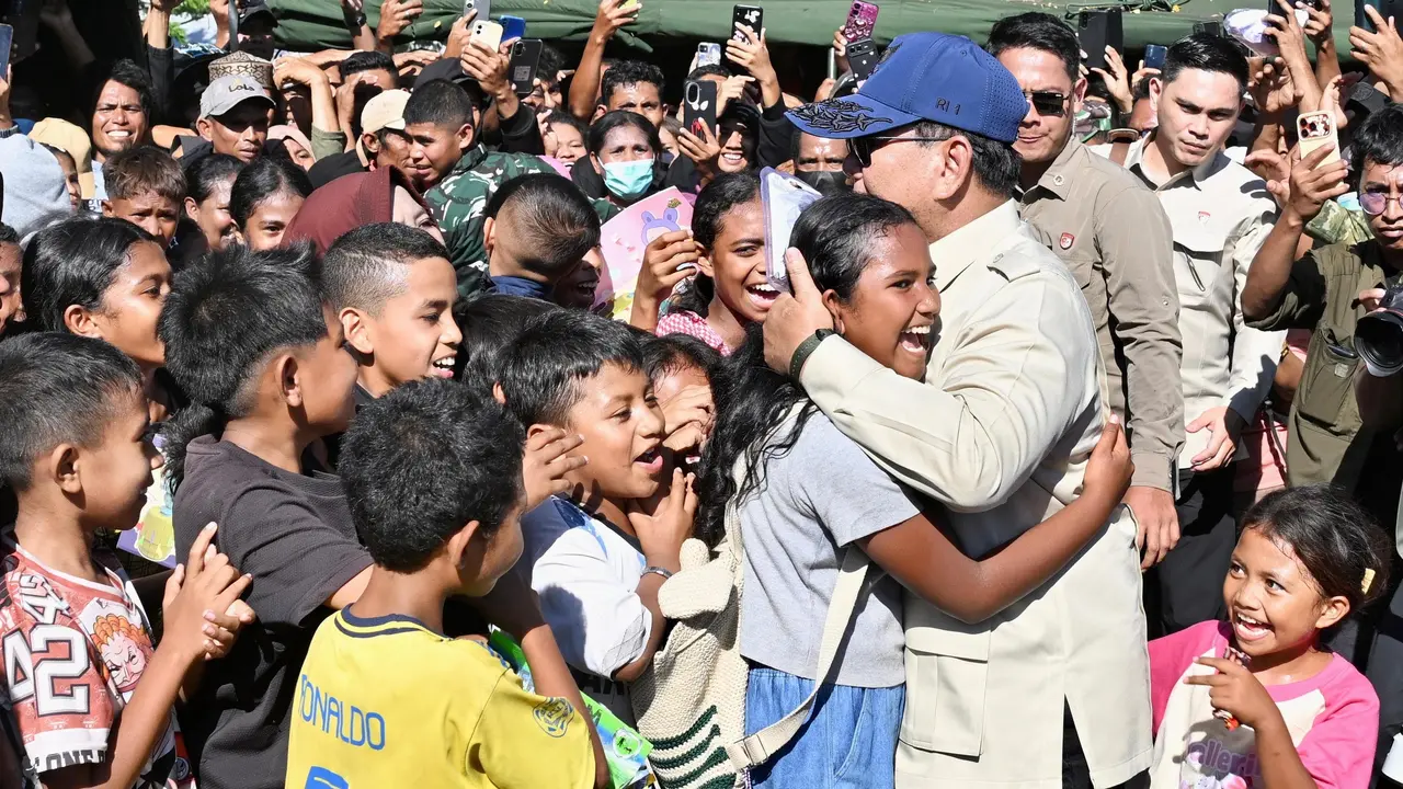 Presiden Prabowo dan anak-anak di pengungsian. Foto : Ist
