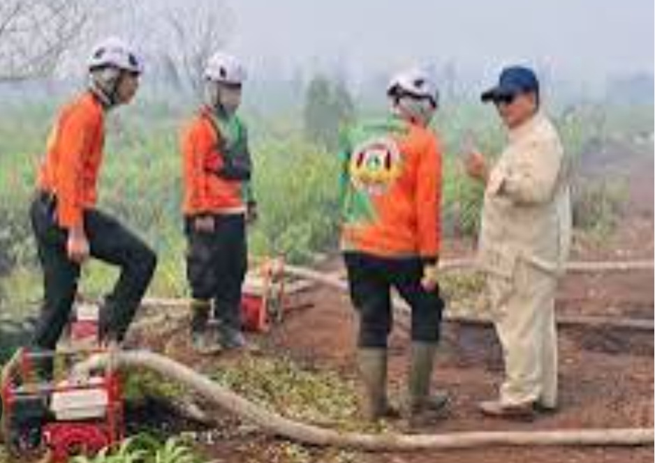 Presiden Prabowo saat mrninjau kebakaran di Kalimantan. Foto : Ist