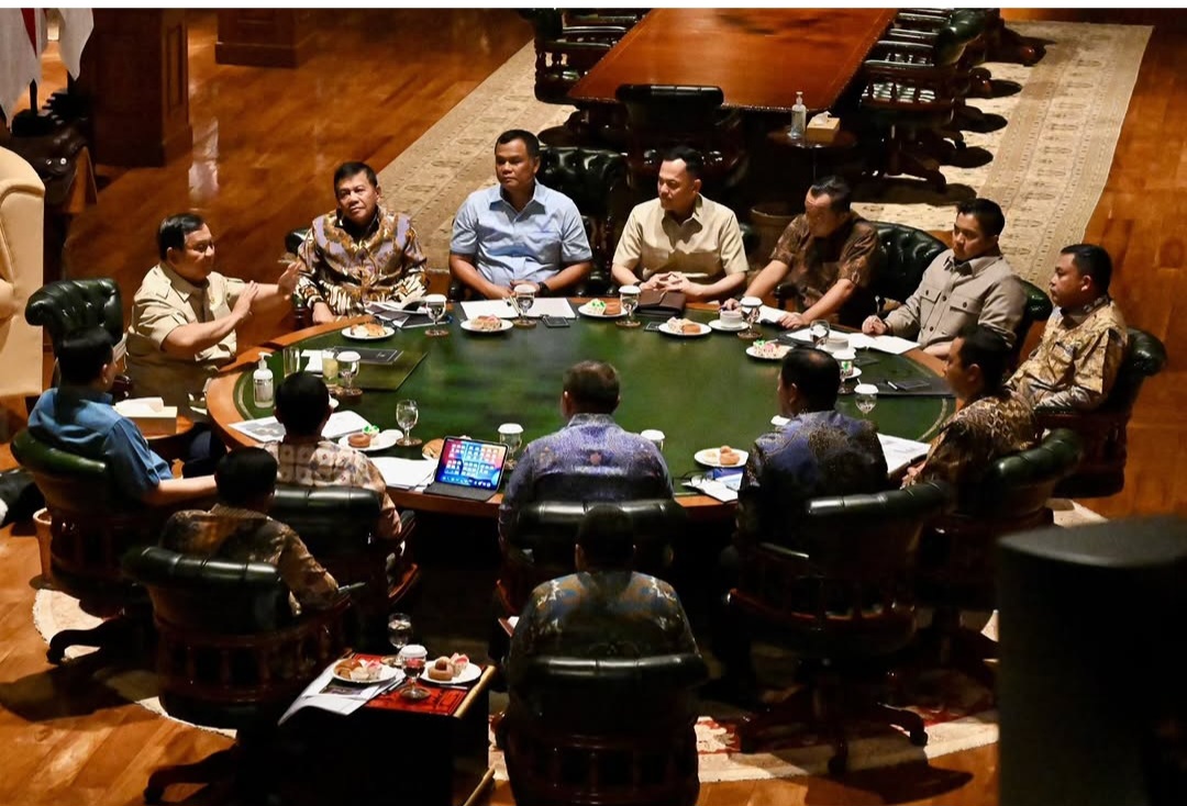 Presiden Orabowo mengadakan rapat dengan sejumlah Menteri membahas masalahKarhutla Kalimantan dan Gempa NTT. Foto : Ist