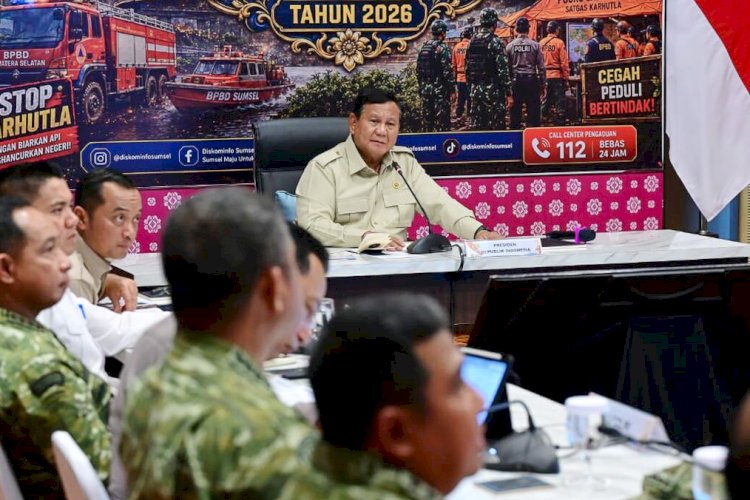 Presiden Prabowo saat memimpin rapat kebakaran hutan di Pontianak. Foto : Ist