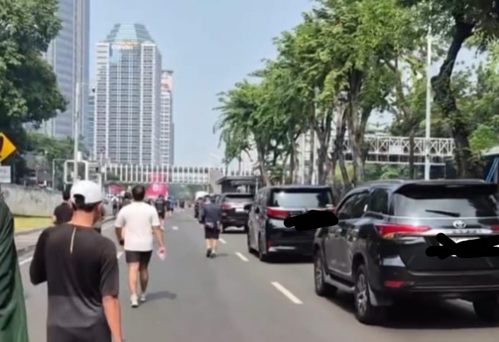 Rombongan mobil lewat jalur CFD Minggu (23/8/2026) di Jalan Jenderal Sudirman-Thamrin. Foto : IG