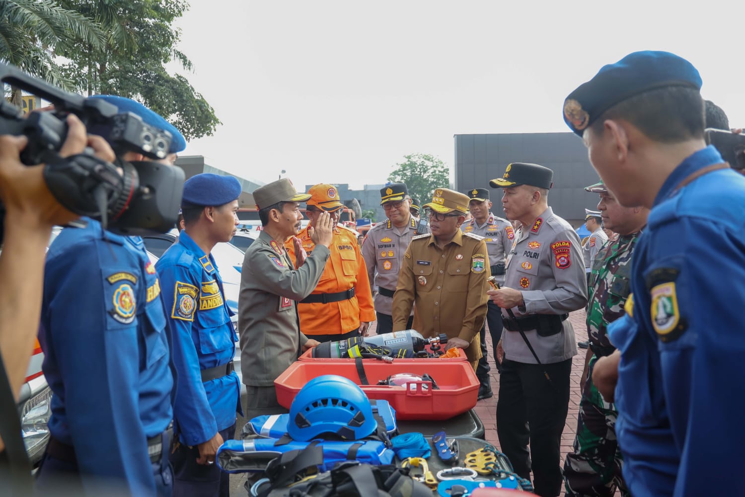 APEL KESIAPSIAGAAN. Gubernur Banten Andra Soni bersama Kapolda Banten Irjen. Pol. Hengki dalam Apel Kesiapsiagaan Tanggap Darurat Bencana dan Karhutla di Lapangan Mapolda Banten, Kota Serang, Senin (3/8). BIRO ADPIM PEMPROV BANTEN