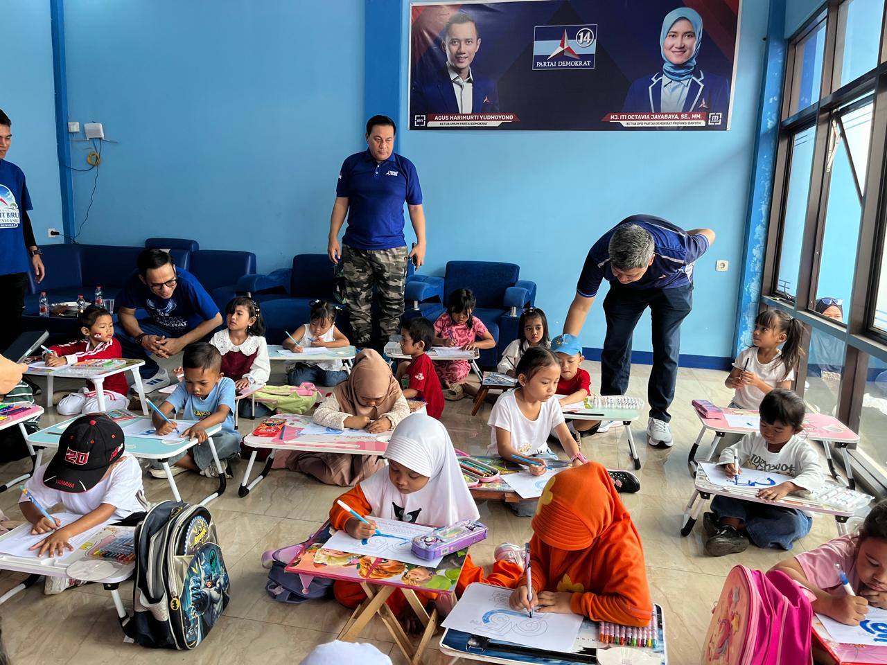 PANTAU LOMBA. Ketua DPC Partai Demokrat MM Fuhaira Amin, bersama Fraksi Demokrat Syamsudin Aliandono, Jay Suryadi dan Agus Bustomi, sedang memantau pelaksanaan lomba mewarnai di dalam ruang Kantor DPC Partai Demokrat Pandeglang, Minggu (23/8). (NIPAL SUTIANA/TANGSEL POS)