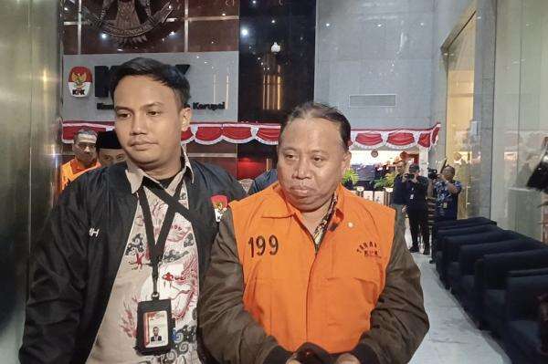 Rektor Unsoed Prof. Akhmad Sodiq kini menggunakan rompi KPK. Foto : Ist
