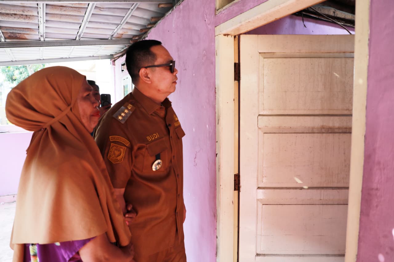 Wali Kota Serang, Budi Rustandi mengunjungi rumah warga. Nani Kusnayati (58) di Link Kepandean RT 003 RW.006, Kelurahan Keagungan, Kecamatan Serang, Senin (3/8/2026) sore.(Istimewa)