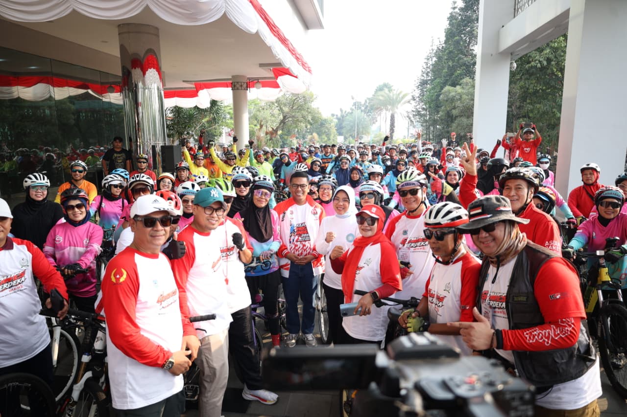 SEPEDA. Ribuan pesepada ramaikan perhelatan Gowes Kemerdekaan ICF Tangsel, Minggu (23/8)