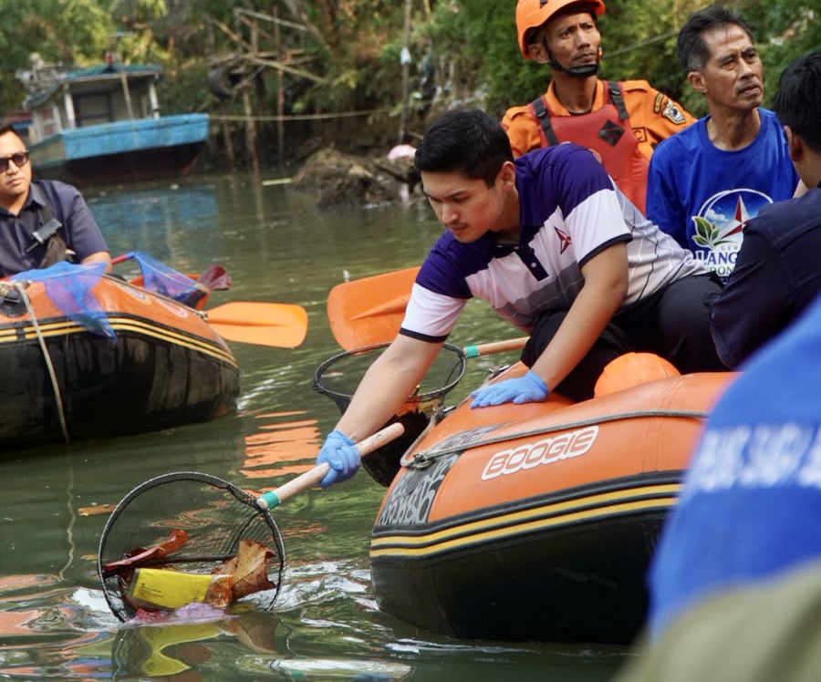 BERSIHKAN SAMPAH. Anggota DPR RI Rizki Natakusumah, bersama para pihak lainnya, sedang menyusuri Cipunten Agung sambil memunguti sampah yang mencemari sungai tersebut, di wilayah Kecamatan Labuan, Kabupaten Pandeglang, Rabu (26/8). (NIPAL SUTIANA/TANGSEL POS)