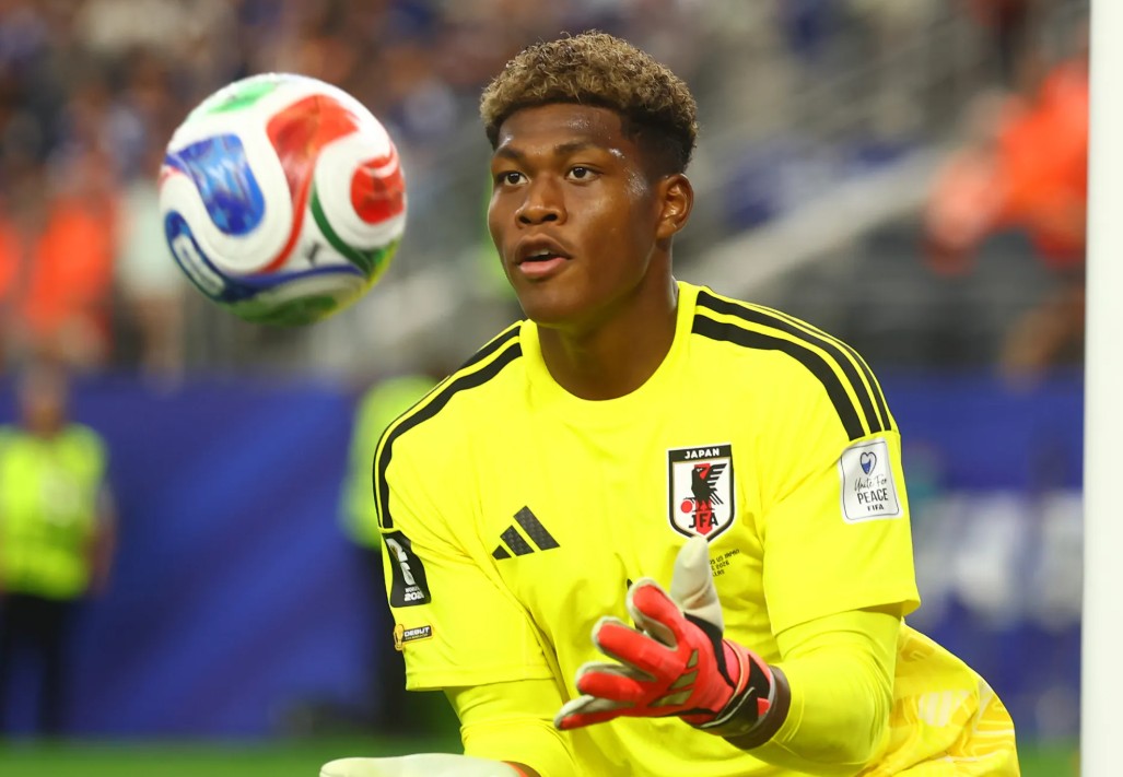 Kiper Timnas Jepang Zion Suzuki kini merumput bersama Aston Villa. Foto : Ist