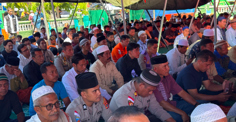 Wapres Gibran (baris ke 2 bajur hitam) saat shalat Jumat bersama warga NTT yang terdampak Gempa. Foto : Ist