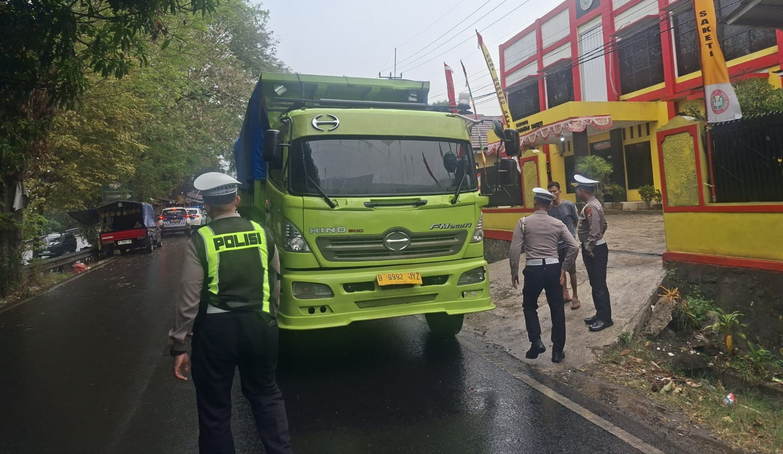 PENINDAKAN. Pihak Satlantas Polres Pandeglang sedang melakukan penindakan terhadap para pengendara angkutan sumbu tiga yang melanggar aturan berlaku, di Pertigaan Saketi, Kecamatan Saketi, Kabupaten Pandeglang, Rabu (19/8). (ISTIMEWA)