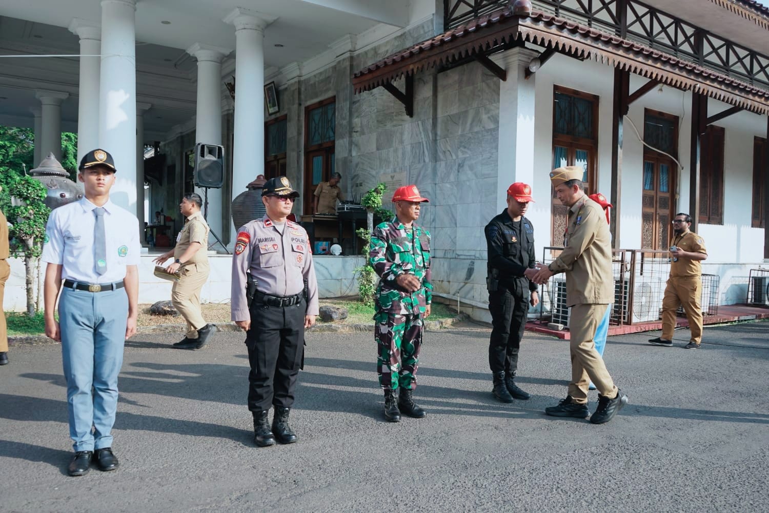 PASKIBRAKA. Suasana Apel Latihan Gabungan Paskibraka Kabupaten Serang, sekaligus pelepasan anggota Paskibraka utusan Kabupaten Serang yang akan bertugas pada tingkat Provinsi Banten di halaman Pendopo Bupati Serang pada Senin (3/7). HUMAS PEMKAB SERANG