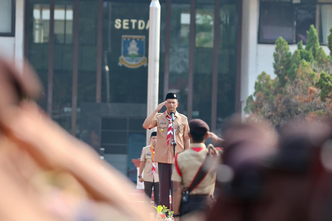 HARI PRAMUKA. Sekda Kabupaten Serang Zaldi Dhuhana saat menjadi Pembina Upacara Peringatan Hari Pramuka ke-65 tingkat Kwartir Cabang (Kwarcab) Kabupaten Serang tahun 2026 di Halaman Pendopo Bupati Serang, pada Senin (31/8). HUMAS PEMKAB SERANG