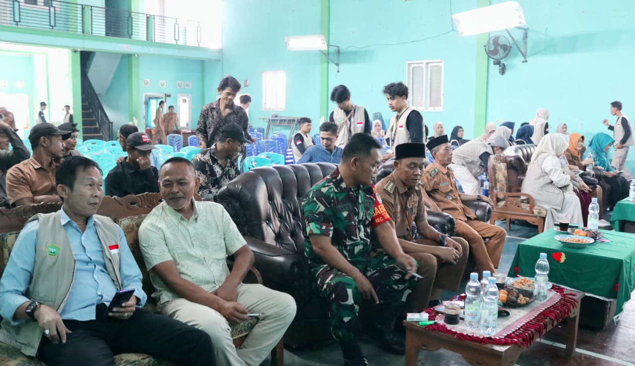 SEMINAR. Kelompok 18 Desa Pasir Kadu dan 19 Desa Weru, KKN Mahasiswa Unma Banten, sedang melaksanakan kegiatan Seminar Smart Village Berbasis Halal, di Gedung PGRI Kecamatan Sukaresmi, Kabupaten Pandeglang, Senin (3/8). (ISTIMEWA)