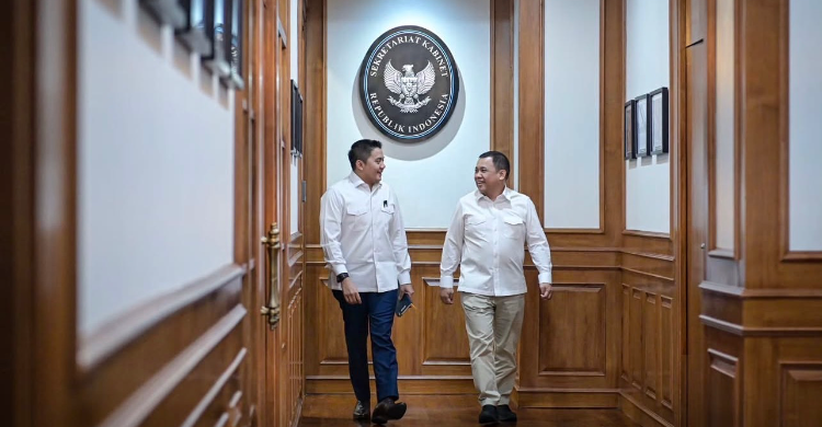 Seskab Teddy Indra Wijaya menerima kunjungan pengusaha nasional Andi Syamsuddin Arsyad atau Haji Isam di Kantor Sekretariat Kabinet. Foto : Ist