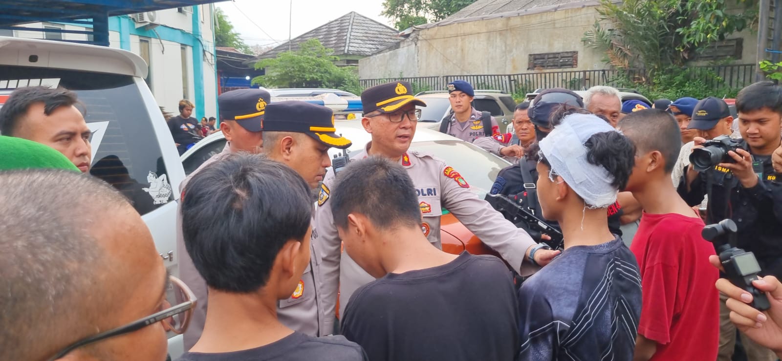 TAWURAN. Polisi saat mengamankan keempat remaja terduga pelaku tawuran di Ciputat Timur.