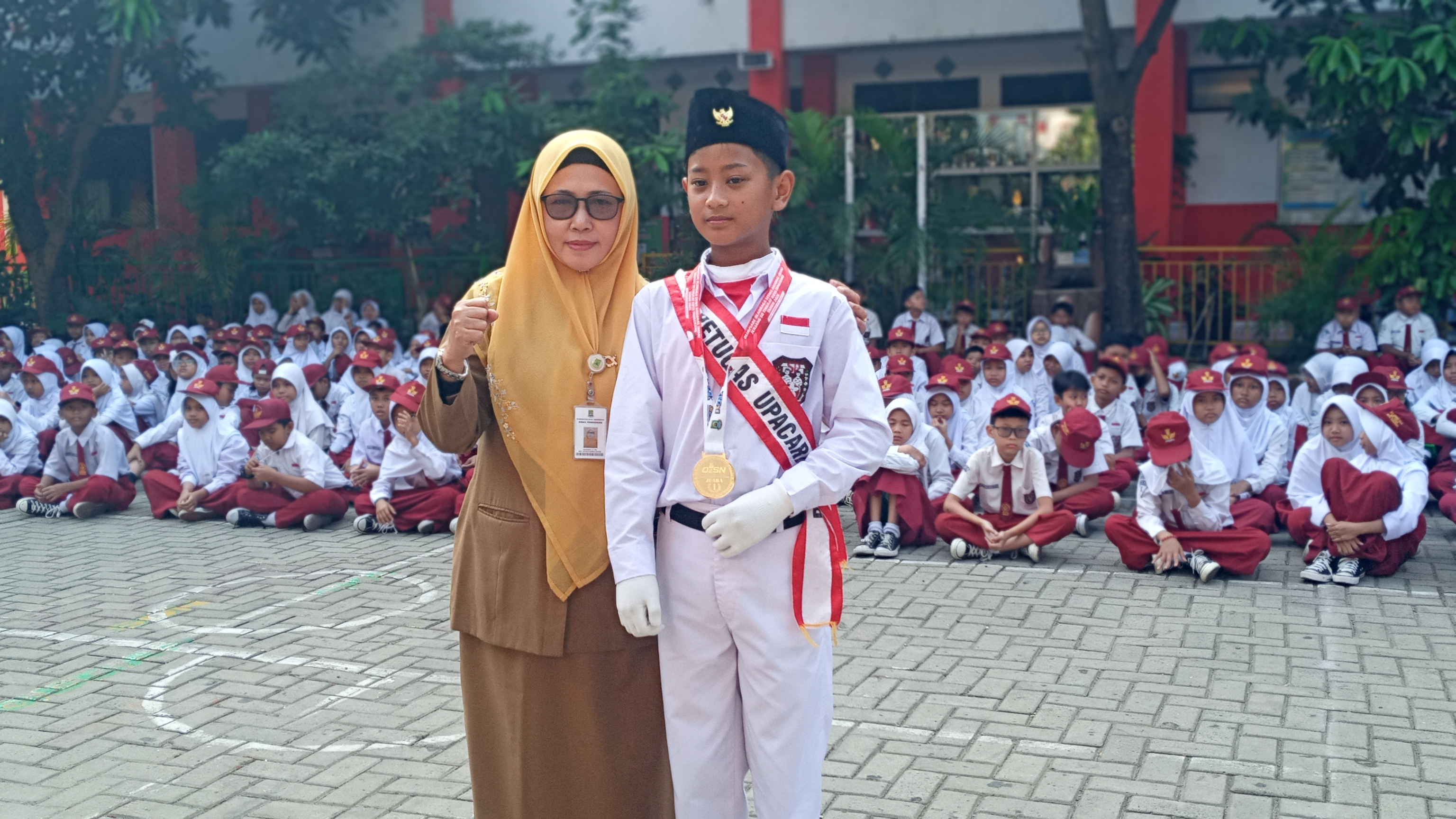 BERPRESTASI: Daffa Attala Risqie ditampilkan di hadapan teman-temannya oleh Kepala SDN Gebang Raya 1 Periuk Hj Suryati. ISTIMEW