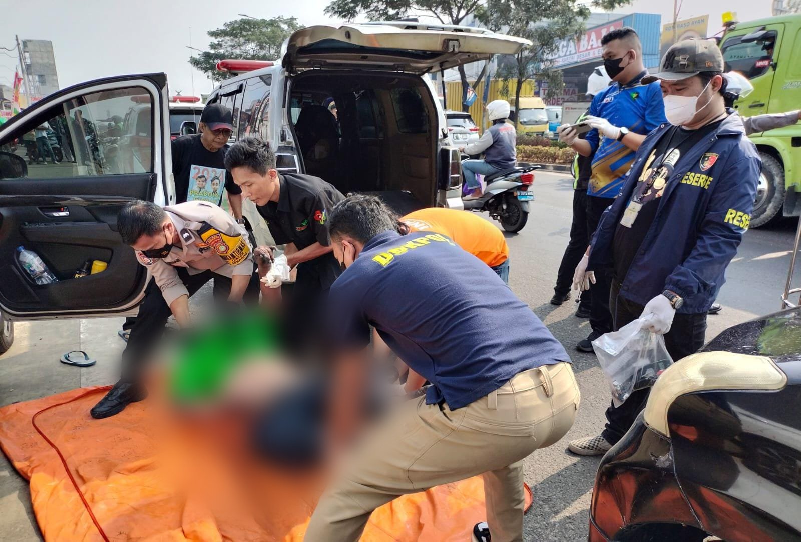 Seorang sopir taksi online berinisial WS (51) ditemukan meninggal dunia di dalam mobil di kawasan Serpong, Kota Tangerang Selatan, Selasa (11/8) pagi. (tangselpos.id/rmn)