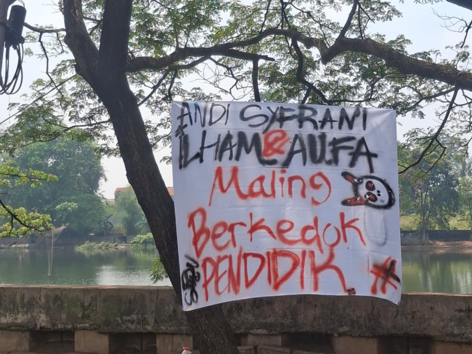 Spanduk berisi kecaman terhadap pengurus Yayasan Syarif Hidayatullah (YSH) bertebaran di Pamulang. (angselpos.id)