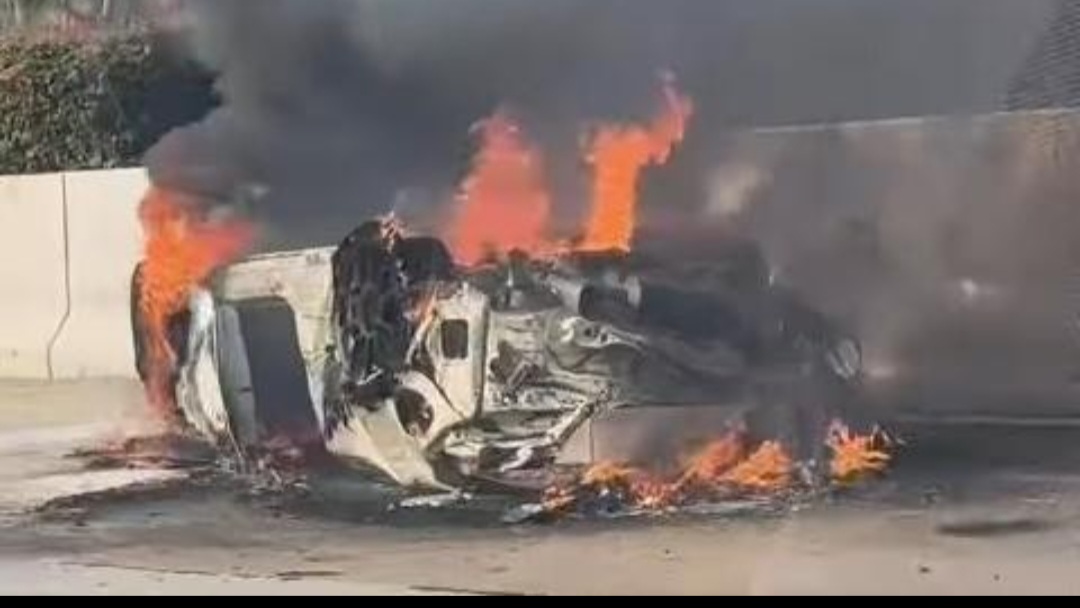 Mobil Izuzu yang terbakar usai tabrakan dengan truk. Foto : Ist