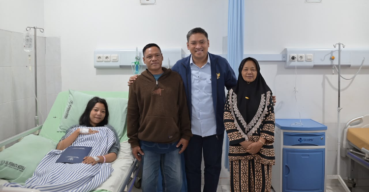 Kepala BGN Sudaryono (tengah berdiri) usai menjenguk korban dugaan keracunan di Semarang. Foto : Ist