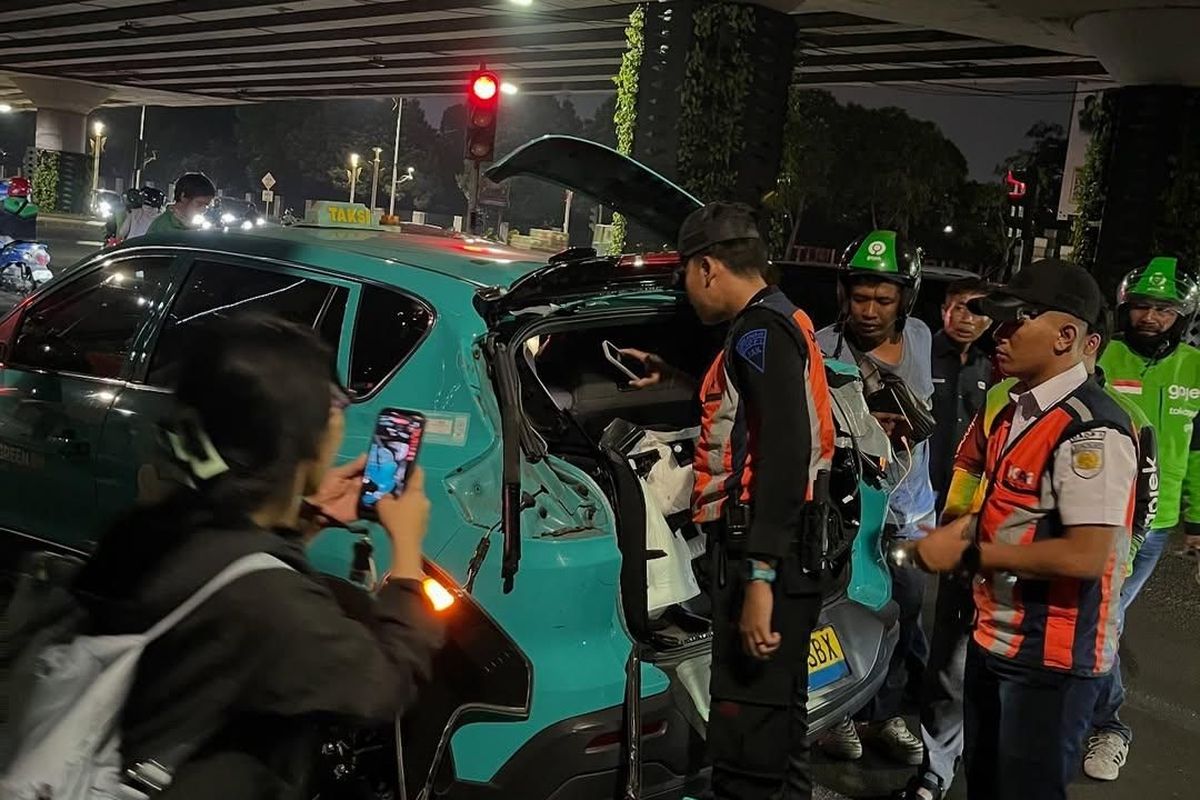 Taksi listrik tertampar kereta di di perlintasan sebidang JPL 1 Karet, Jakarta Pusat. Foto : Ist