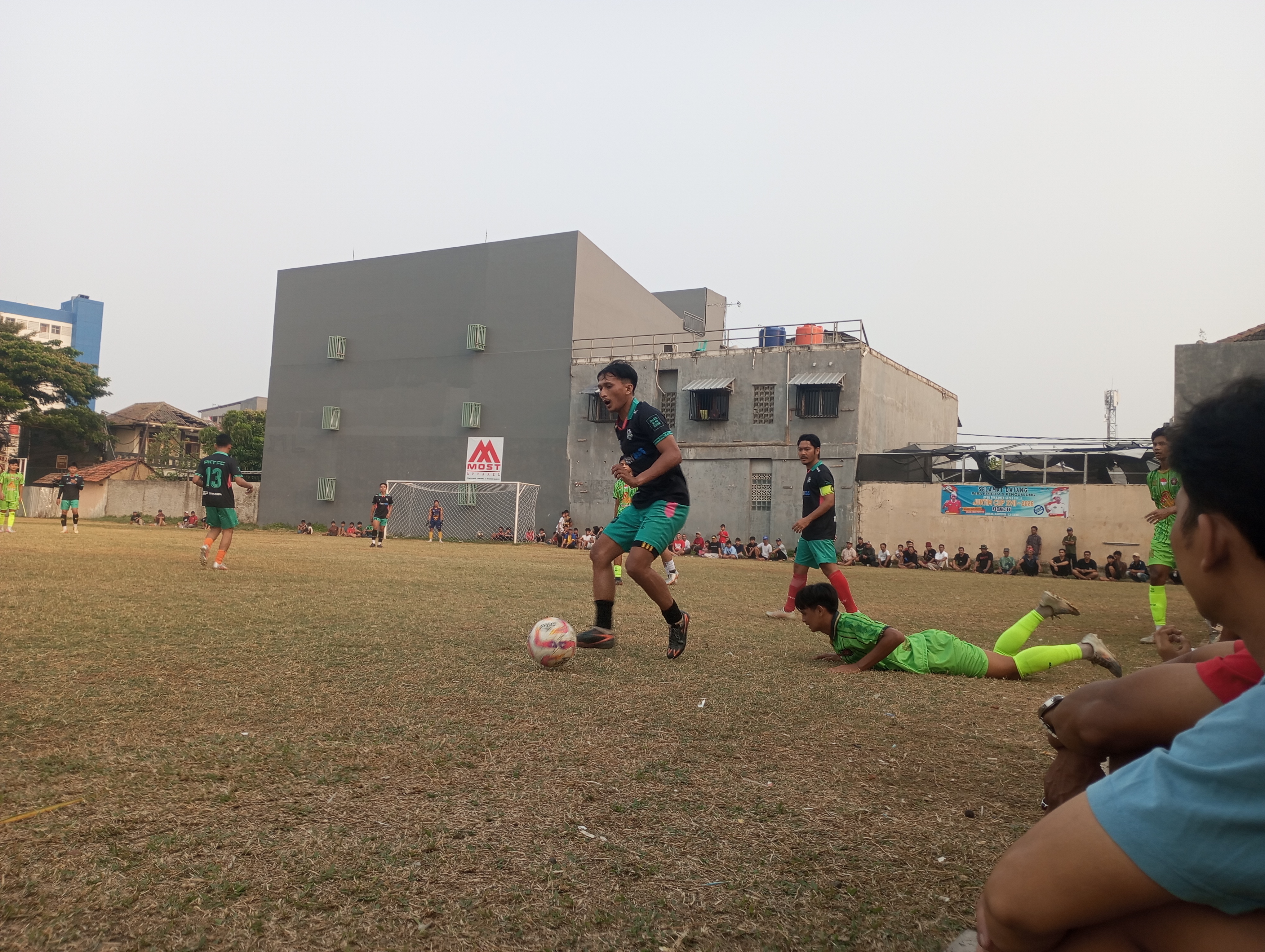 Penyerang PKT, Adi Pelo menggiring bola pada laga Sabtu (08/08/2026).(Tangsel pos.id).