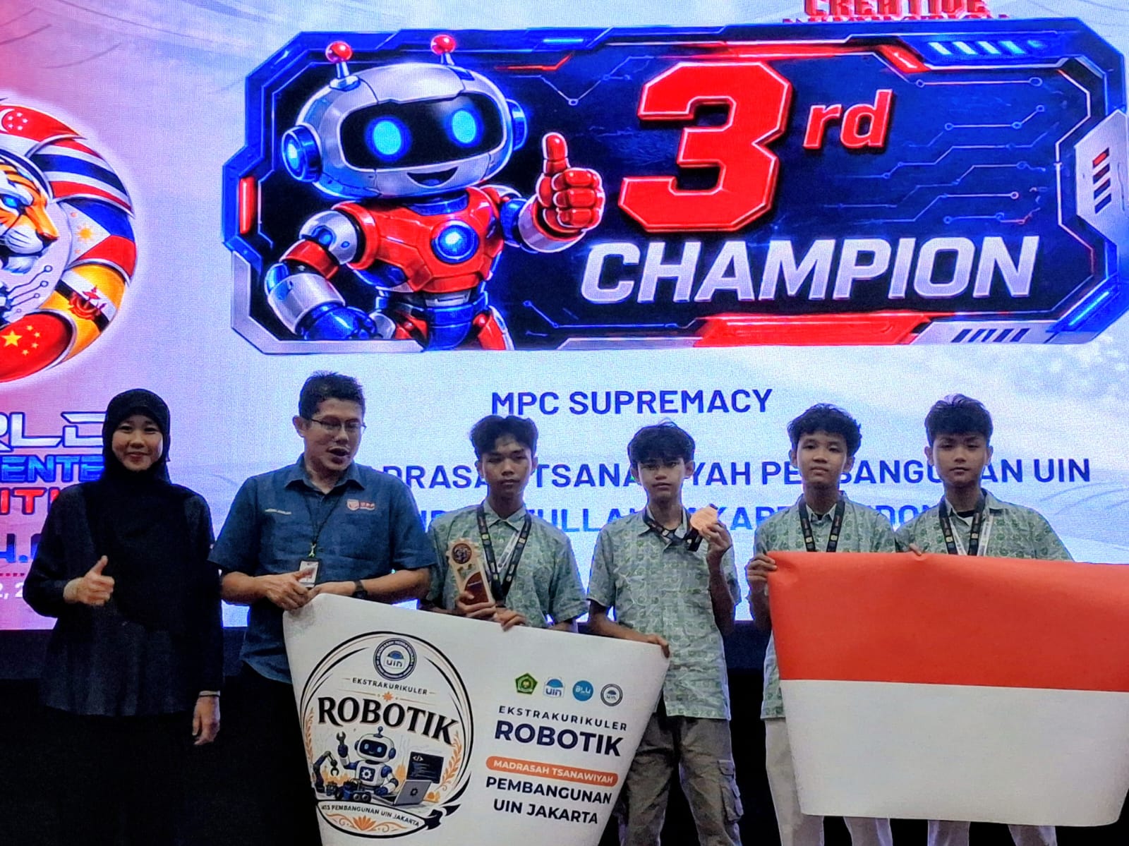 ROBOTIK. Siswa MTs Pembangunan UIN Jakarta yang berprestasi berhasil memenangkan kejuaraan robotik tingkat Internasional di Malaysia.