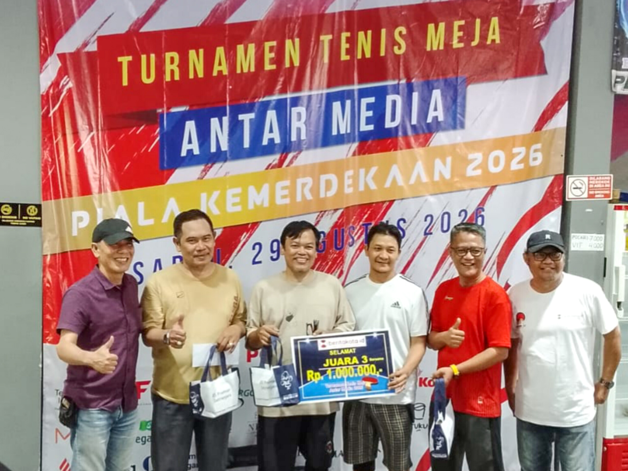 Tangsel Pos meraih peringkat ketiga bersama dalam Turnamen Tenis Meja Antar Media Piala Kemerdekaan RI 2026 yang digelar Beritakota.id di PTM Pelita 15 Pelita Air Service, Depok, Sabtu (29/8/2026). (TangselPos.id/Lim)