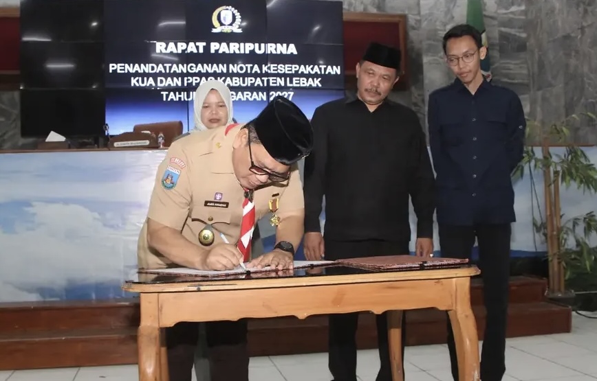 MENANDATANGANI. Wabup Amir Hamzah, sedang menandatangani Nota Kesepakatan KUA-PPAS Kabupaten Lebak TA 2027, di Ruang Rapat DPRD Kabupaten Lebak, Selasa (18/8). (DOK. PROKOPIM SETDA LEBAK)