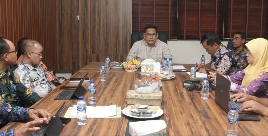 PIMPIN RAPAT. Wabup Lebak, Amir Hamzah, sedang memimpin rapat yang membahas persoalan pemanfaatan HGU, di Kantor Wabup Lebak, Kamis (6/8). (DOK. PROKOPIM SETDA LEBAK)