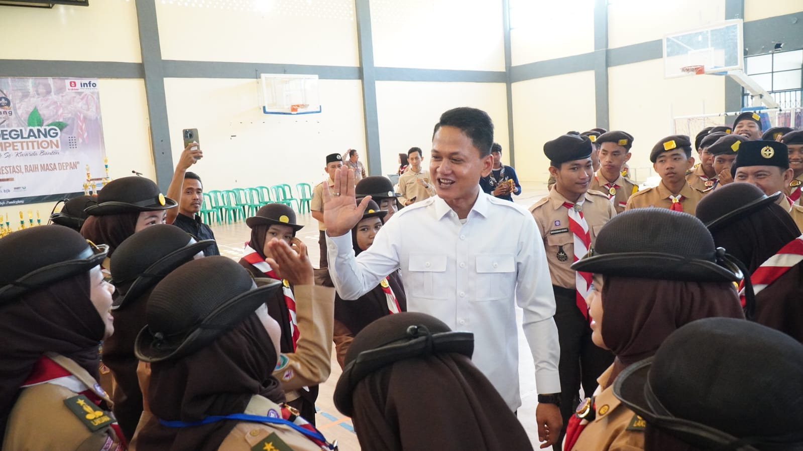 MENYAPA. Wabup Pandeglang Iing Andri Supriadi, sedang menyapa para peserta Scout Competition, di sela-sela memeriahkan Hari Ulang Tahun (HUT) ke-81 Kemerdekaan Republik Indonesia, di GOR Cikupa, Sabtu (8/8). (DOK. PROKOPIM SETDA PANDEGLANG)