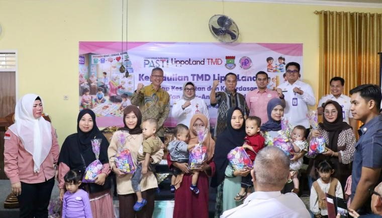 Wakil Bupati Tangerang Intan Nurul Hikmah (no 2 dibelakang) hadir di acara kolaborasi Forum Kader Posyandu (FKP) Kabupaten Tangerang bersama Yayasan Sahabat Keluarga Lippo Karawaci. Foto : Humas Kab. Tangerang