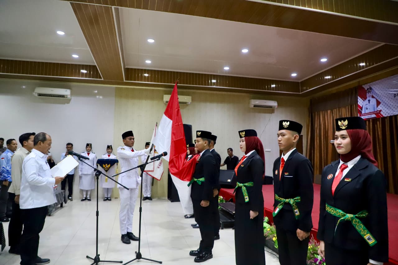 MELANTIK. Wabup Serang, Muhammad Najib Hamas, sedang melantik Duta Pancasila Paskibraka Indonesia (DPPI) Kabupaten Serang masa bakti 2026-2030, di Flamengo Hotel Serang, Sabtu (8/8). (DOK. DISKOMINFO KABUPATEN SERANG)