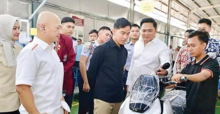 Wapres Gibran saat mengunjungi PT Tangkas Motor Listrik Assembly Factory di Kabupaten Tangerang, Banten. Foto : Ist