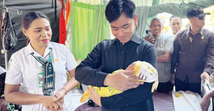 Wspres Gigran saat berada di lokasi gempa NTT. Foto : Ist